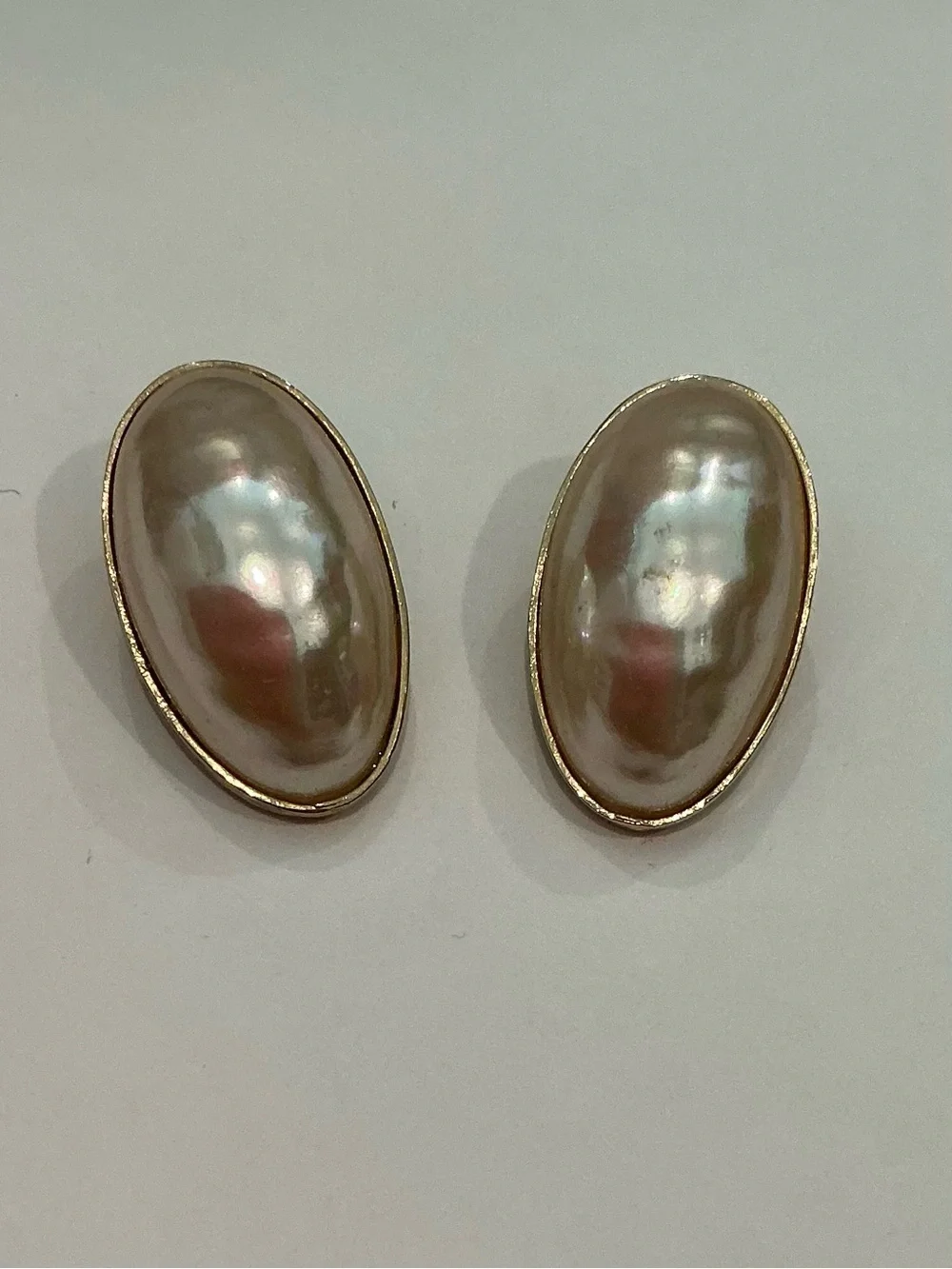 Kenneth Jay Lane Vintage Mabe Pearl Clip Earrings - Picture 1 of 5